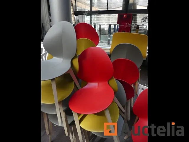 Houten standaard kunststof stoelen set - afbeelding 2 van  10