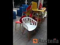 Houten standaard kunststof stoelen set