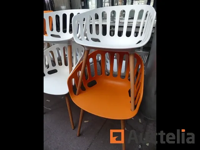Houten standaard kunststof stoelen set - afbeelding 3 van  10