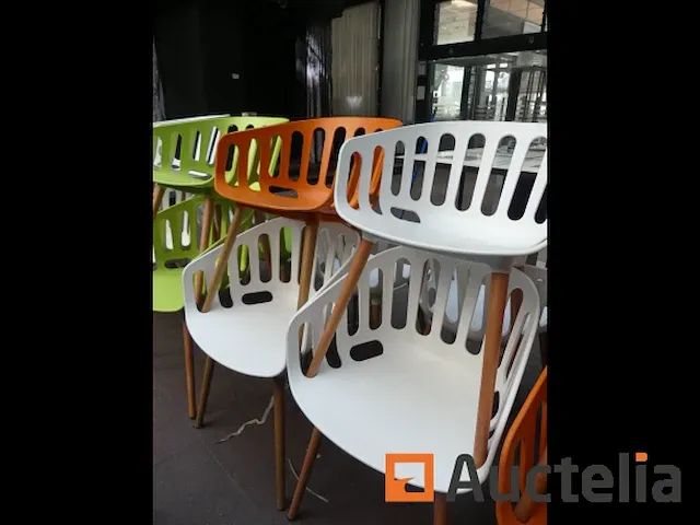 Houten standaard kunststof stoelen set - afbeelding 4 van  10