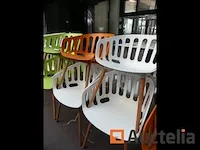 Houten standaard kunststof stoelen set - afbeelding 4 van  10