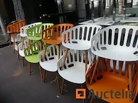 Houten standaard kunststof stoelen set - afbeelding 5 van  10