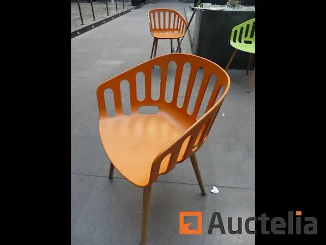 Houten standaard kunststof stoelen set - afbeelding 6 van  10