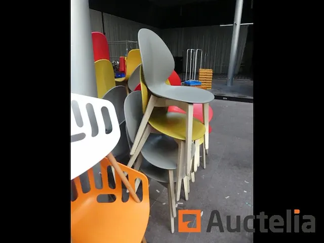 Houten standaard kunststof stoelen set - afbeelding 7 van  10