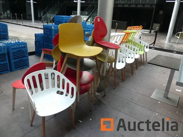Houten standaard kunststof stoelen set - afbeelding 8 van  10