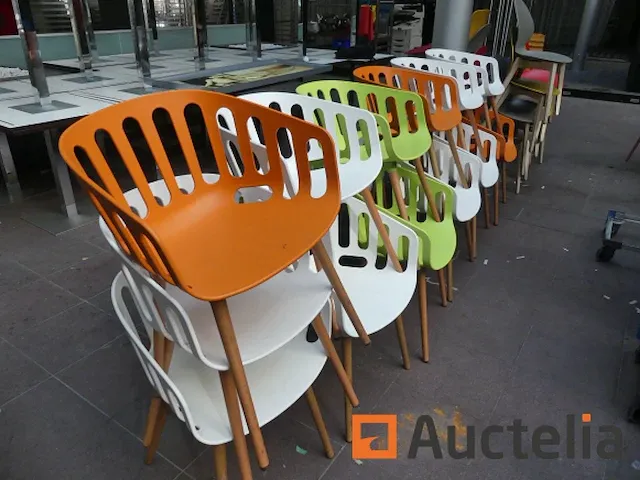 Houten standaard kunststof stoelen set - afbeelding 9 van  10