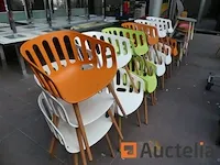 Houten standaard kunststof stoelen set - afbeelding 9 van  10
