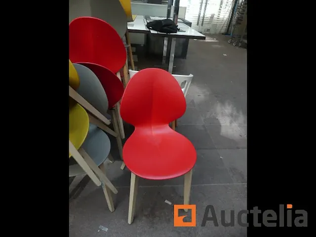 Houten standaard kunststof stoelen set - afbeelding 10 van  10