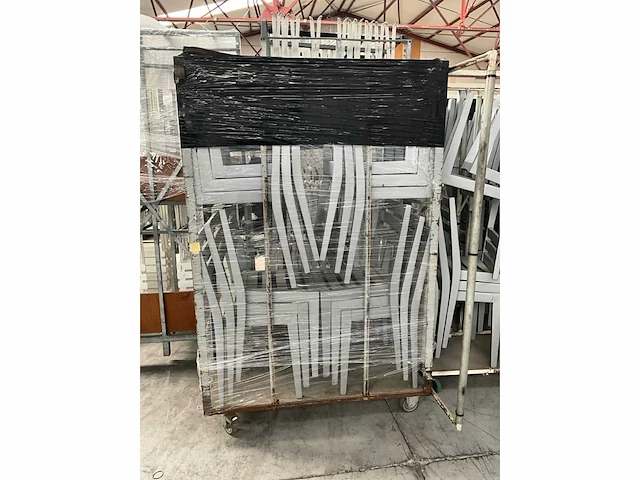 Houten stoelen (35x) in transportkarren - afbeelding 6 van  8