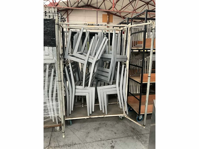 Houten stoelen (35x) in transportkarren - afbeelding 7 van  8