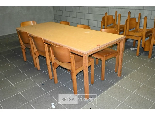 Houten tafel + 13 stoelen - afbeelding 1 van  7