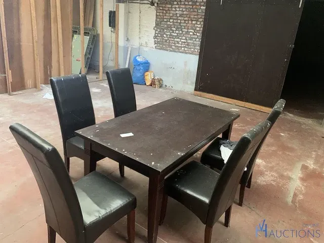 Houten tafel compleet met 5 stoelen - afbeelding 1 van  2
