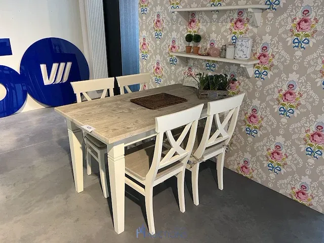 Houten tafel met 5 diverse stoelen - afbeelding 1 van  6