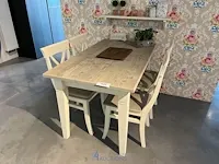 Houten tafel met 5 diverse stoelen - afbeelding 2 van  6