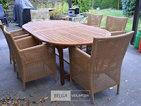 Houten tafel met 6 rieten stoelen en kussens 120x220x75cm
