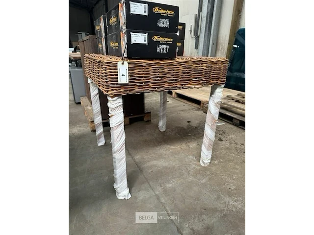 Houten tafel met gevlochten blad - afbeelding 1 van  3