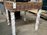 Houten tafel met gevlochten blad
