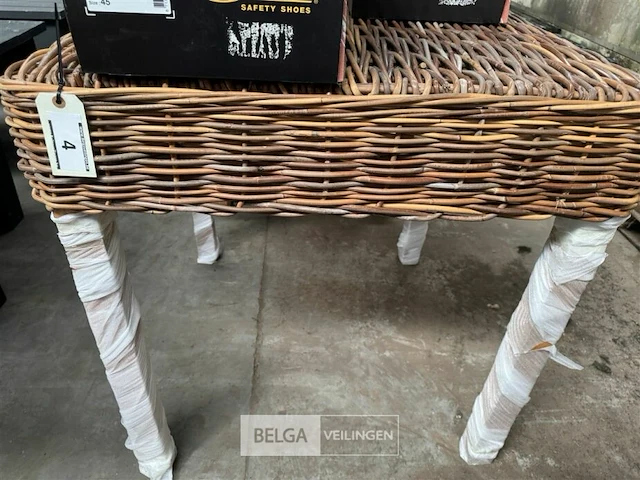 Houten tafel met gevlochten blad - afbeelding 2 van  3
