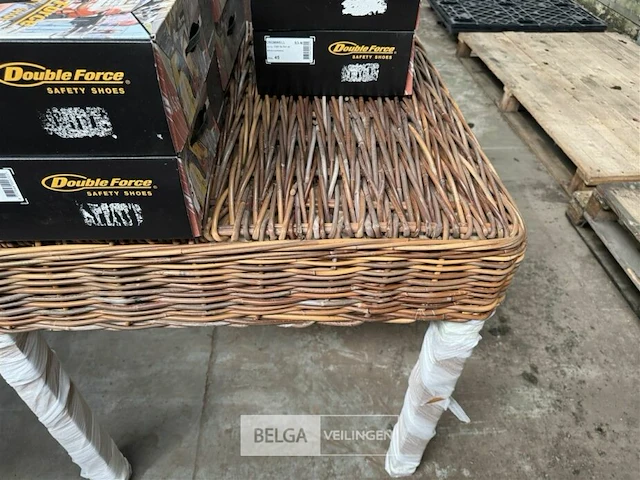 Houten tafel met gevlochten blad - afbeelding 3 van  3