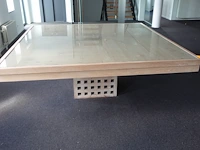 Houten tafel met glazen blad - afbeelding 1 van  6
