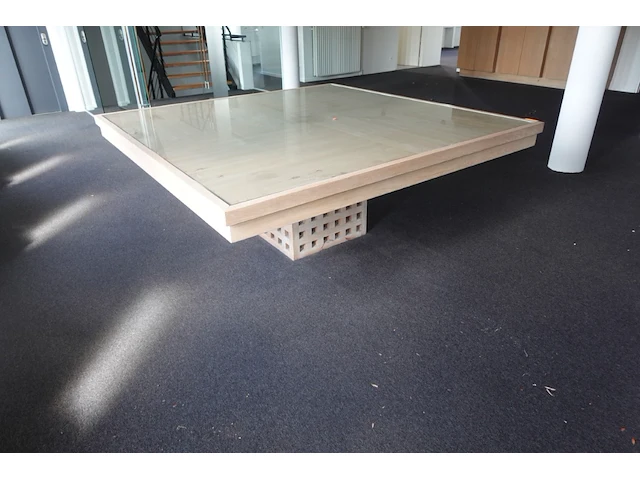 Houten tafel met glazen blad - afbeelding 3 van  6