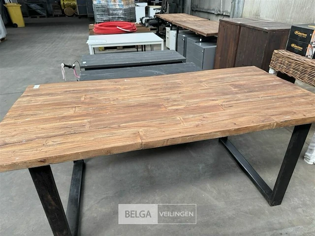 Houten tafel met ijzeren onderstel - afbeelding 1 van  3