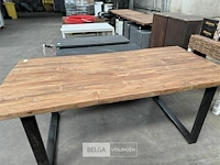 Houten tafel met ijzeren onderstel