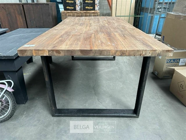 Houten tafel met ijzeren onderstel - afbeelding 2 van  3