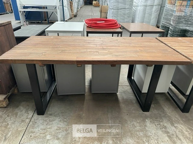 Houten tafel met ijzeren onderstel - afbeelding 1 van  3