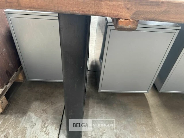 Houten tafel met ijzeren onderstel - afbeelding 3 van  3