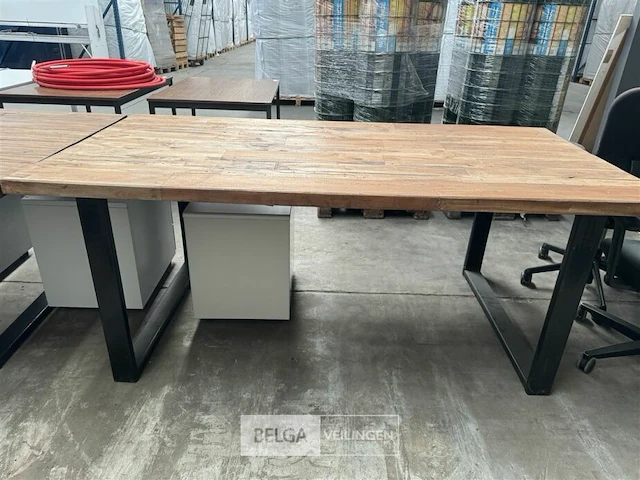 Houten tafel met ijzeren onderstel - afbeelding 1 van  3