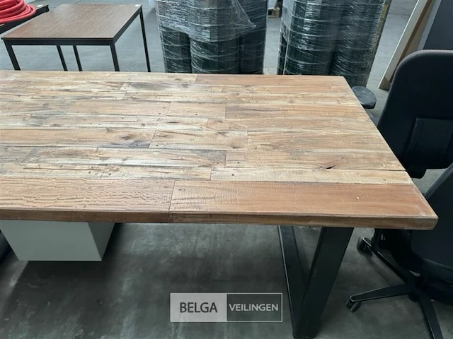 Houten tafel met ijzeren onderstel - afbeelding 2 van  3