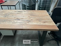 Houten tafel met ijzeren onderstel - afbeelding 2 van  3