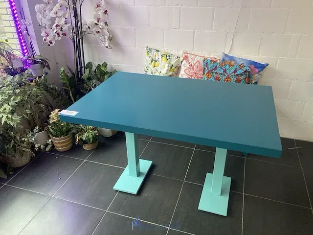 Houten tafel met zitbank - afbeelding 1 van  4