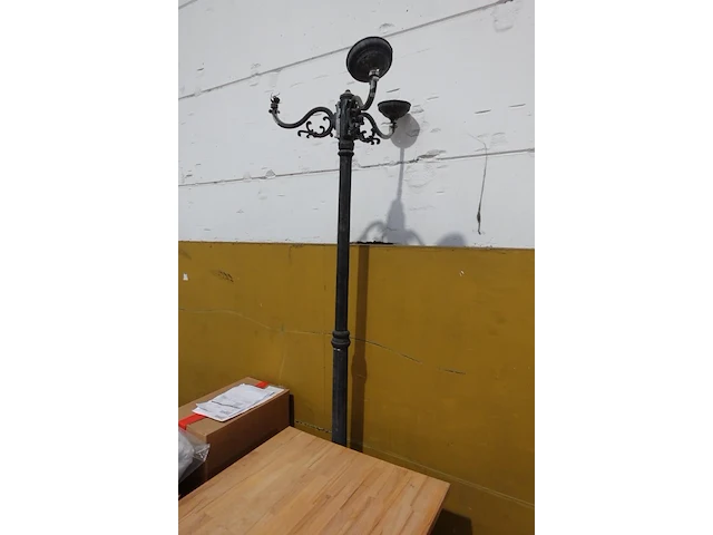 Houten tafel op schraag - afbeelding 3 van  4