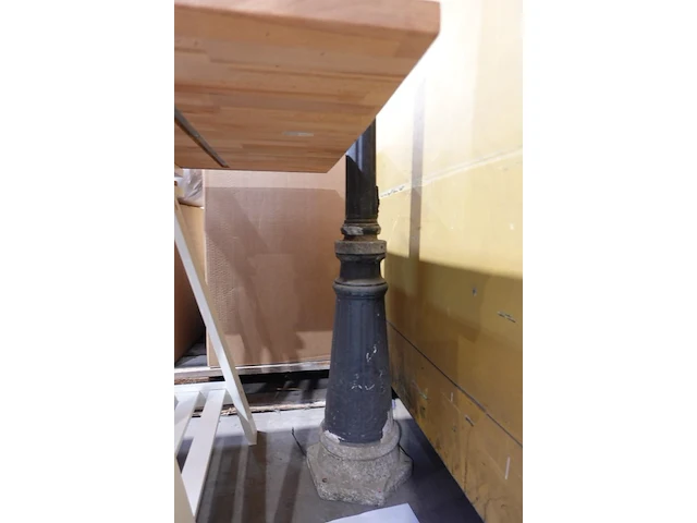 Houten tafel op schraag - afbeelding 4 van  4