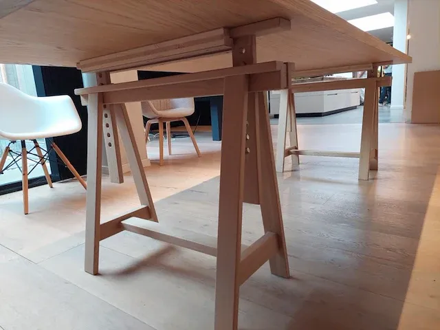 Houten tafel op schragen - afbeelding 7 van  8
