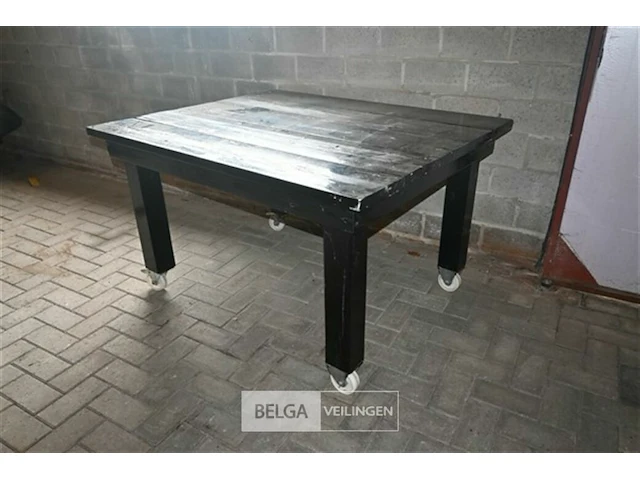 Houten tafel op wielen - afbeelding 1 van  5
