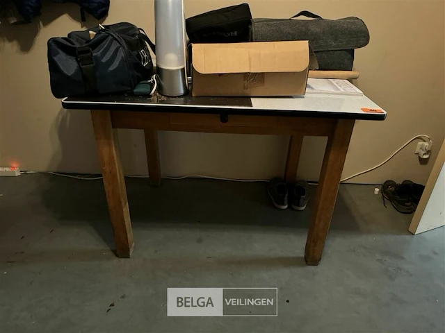 Houten tafel - afbeelding 1 van  4