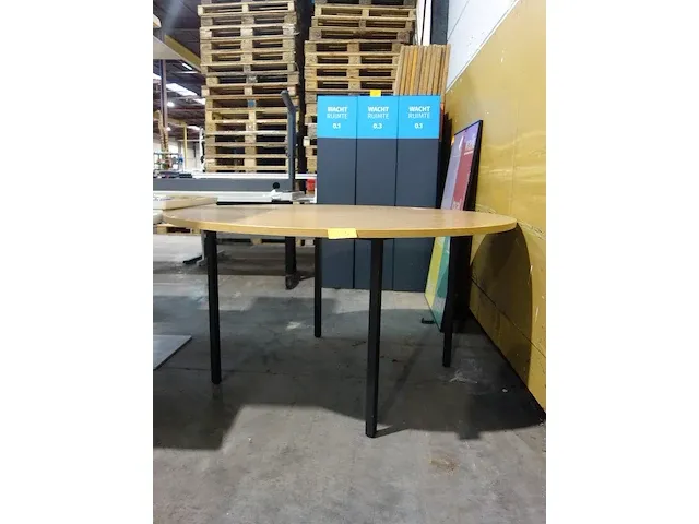 Houten tafel - afbeelding 2 van  2
