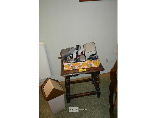 Houten tafeltje en div - afbeelding 1 van  2