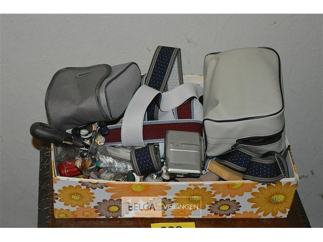 Houten tafeltje en div - afbeelding 2 van  2