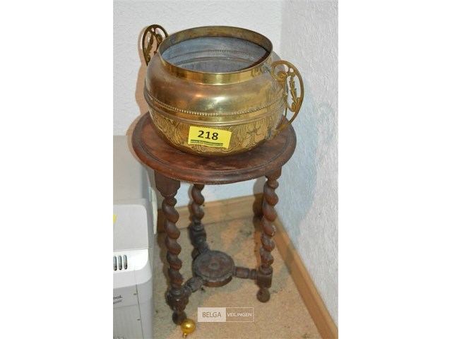 Houten tafeltje met koperen vaas - afbeelding 1 van  2