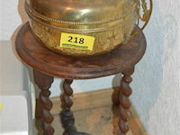 Houten tafeltje met koperen vaas - afbeelding 1 van  2