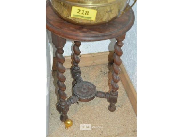 Houten tafeltje met koperen vaas - afbeelding 2 van  2