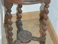 Houten tafeltje met koperen vaas - afbeelding 2 van  2