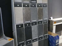 Houten tegelzuil display met stalen