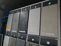 Houten tegelzuil display met stalen - afbeelding 4 van  7