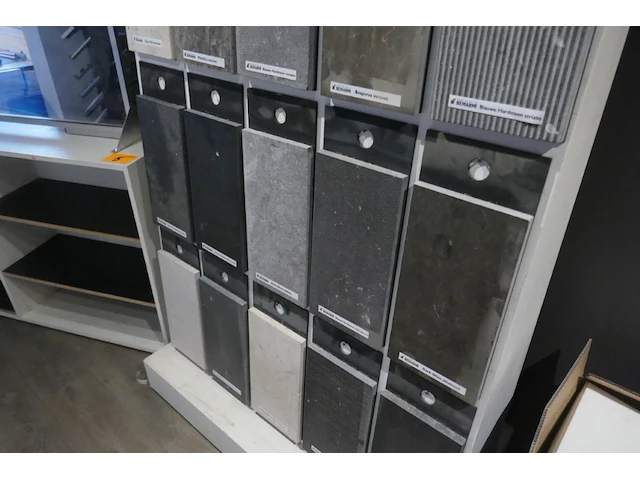 Houten tegelzuil display met stalen - afbeelding 5 van  7