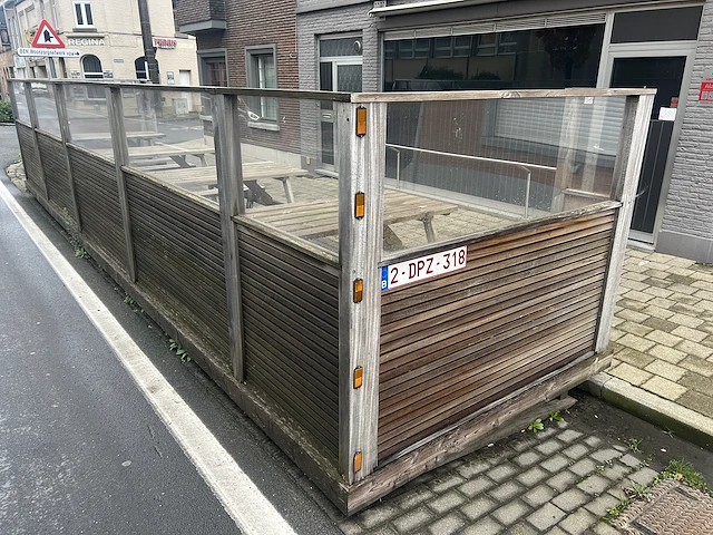 Houten terras momenteel op parkeerzone - afbeelding 1 van  4